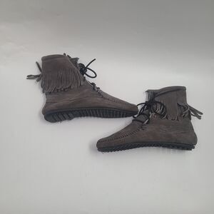 Minnetonka Front Lace Grey Suede Moccasin Ankle High Boot Women's Size 8